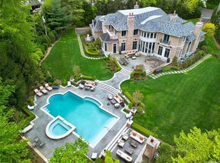 33 Cow Ln, Great Neck, NY 11024