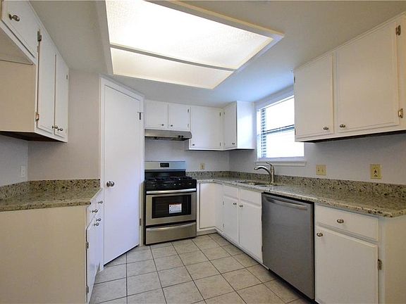 3rd image of 11902 Acorn Creek Trl