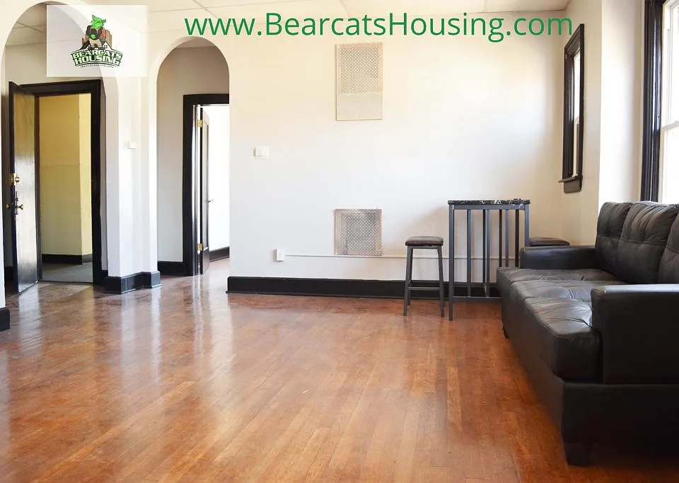 32 Edwards St E #1