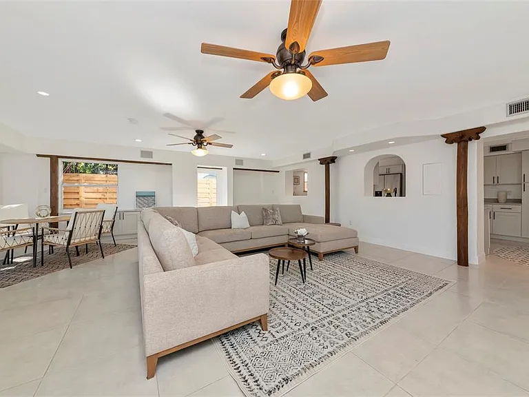 681 Avenida De Mayo — Photo 19