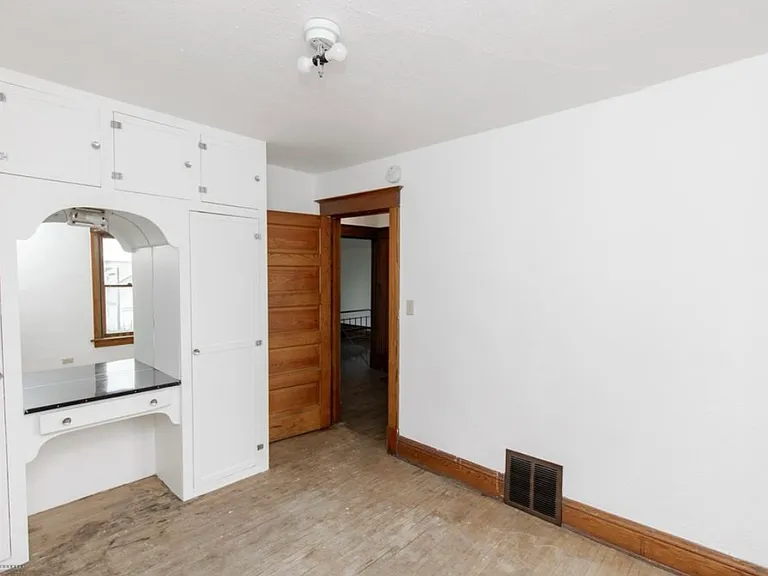 726 College St N — Photo 17
