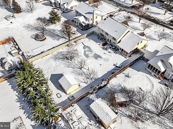 3rd image of 413 Fremont Ct
