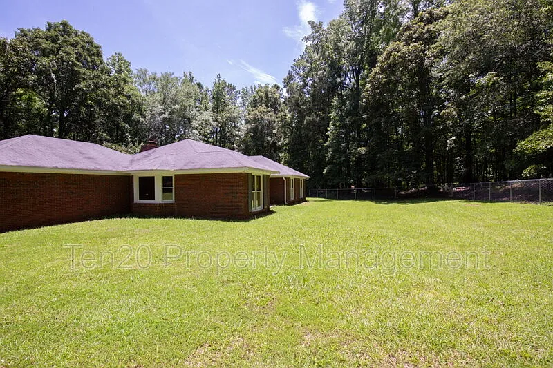 3 bed, 2.0 bath, 1946 sqft, $1,800 — Photo 3
