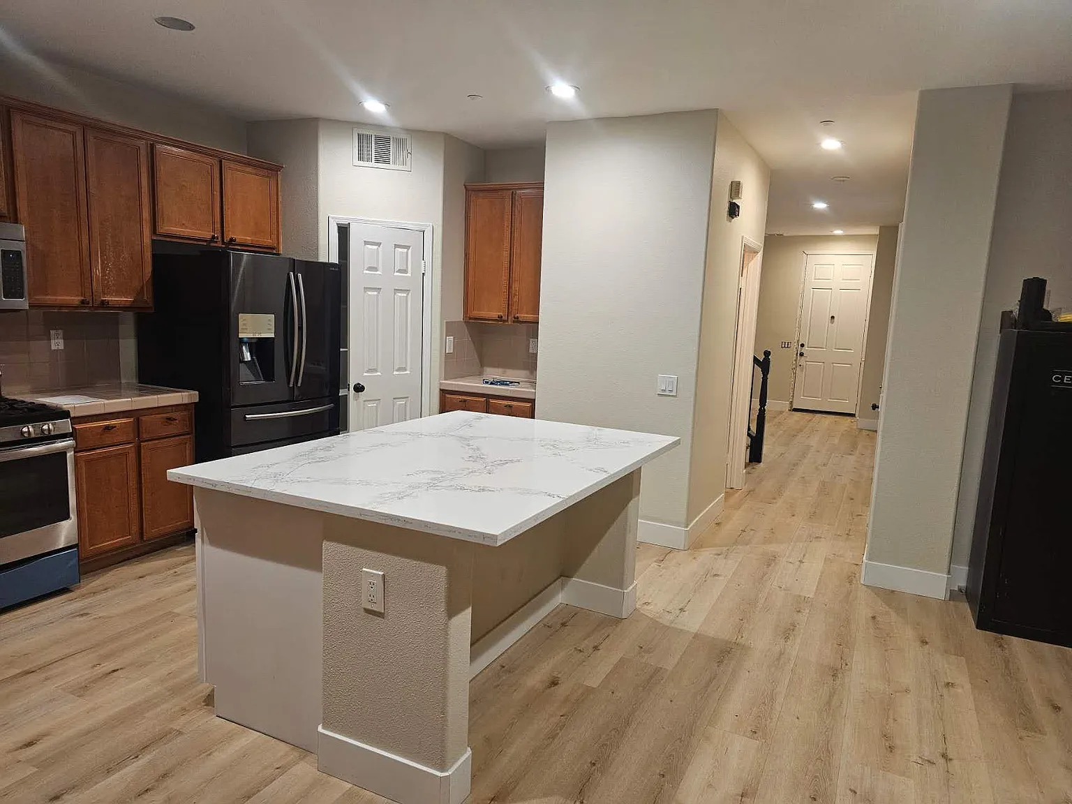 4 bed, 3.5 bath, 2305 sqft, $3,700 — Photo 4