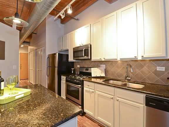 4th image of 1740 N Maplewood Ave APT 402