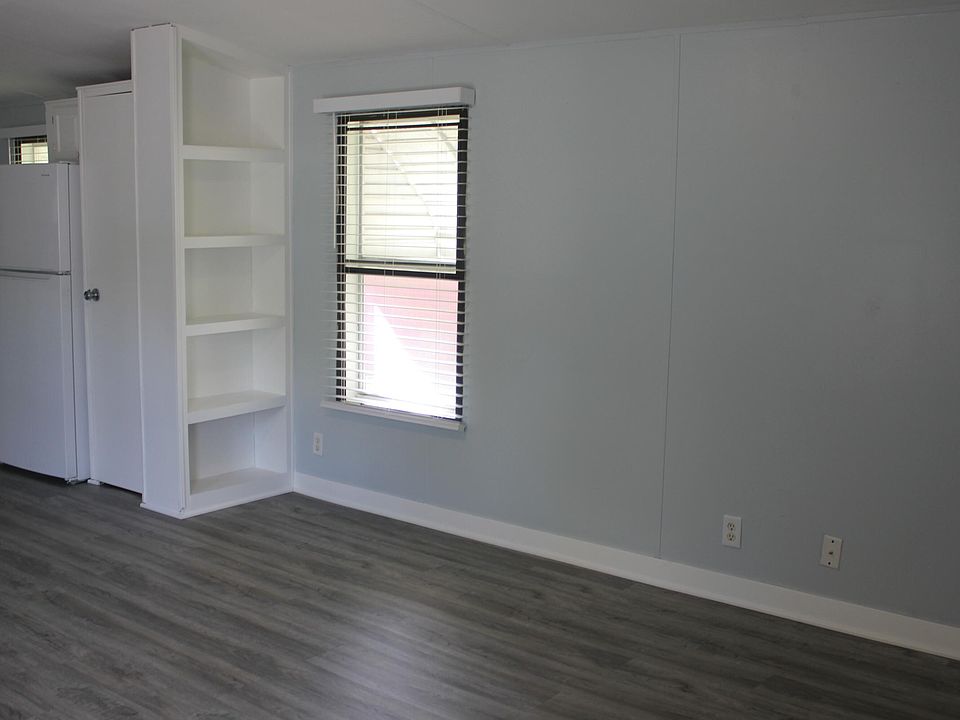 10th image of 576 Jessica St SE