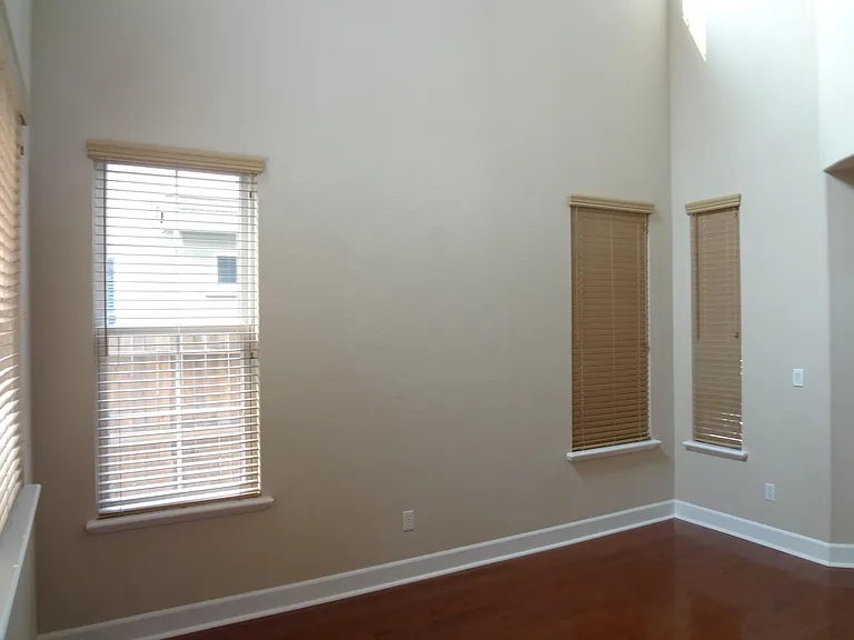 1123 Montague Ln — Photo 8