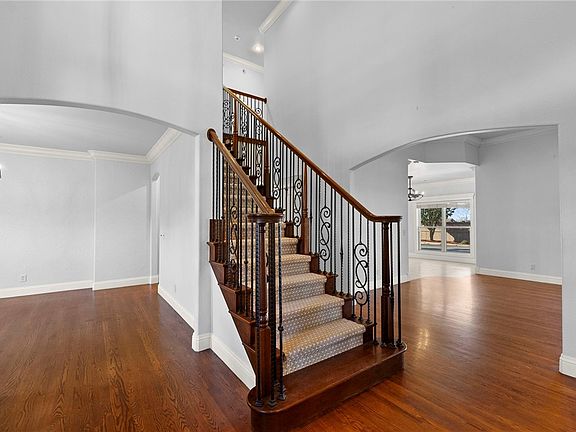 5th image of 706 Edinburgh Ave