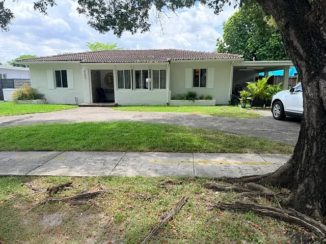 4 bed, 2432 sqft, $7,150 — Photo 2