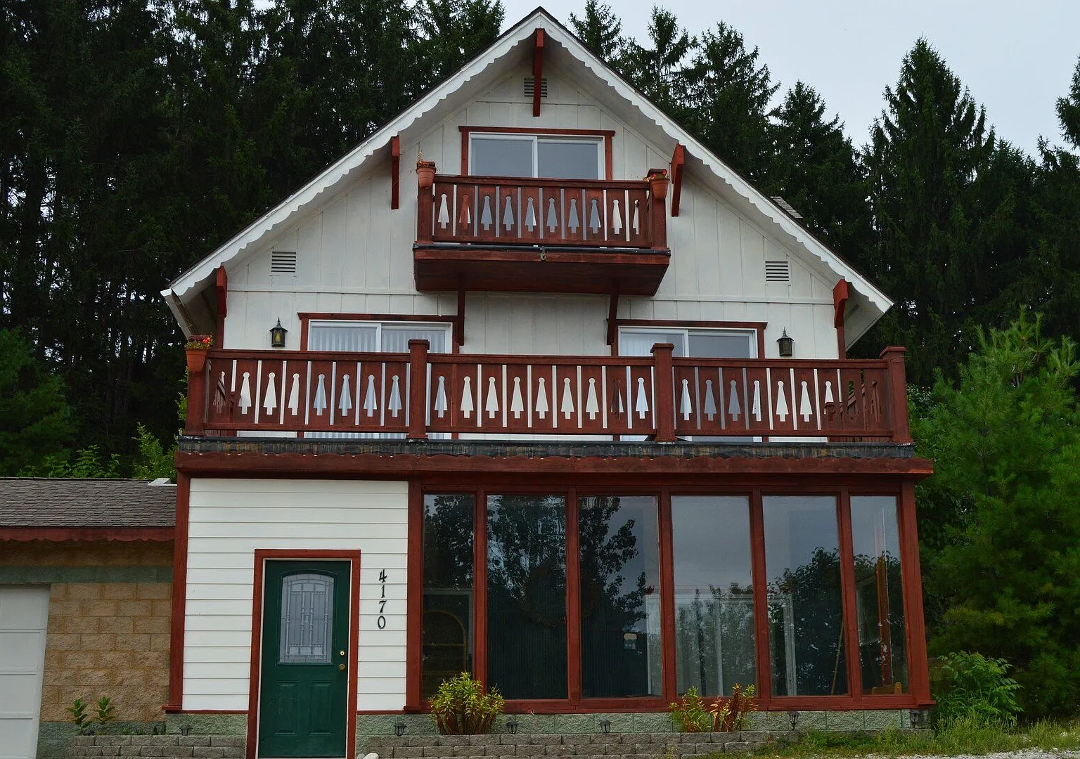 Spacious Home in Quiet Neighborhood — Photo 1
