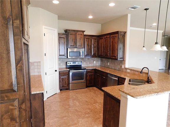 4th image of 3803 Upper Lake Cir