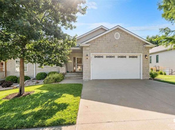 311 Simmer Dr, Wamego, KS 66547