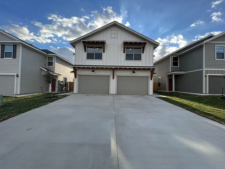 7513 Astro Fld — Photo 2