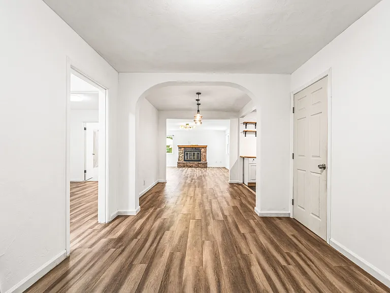 560 Russell St — Photo 2