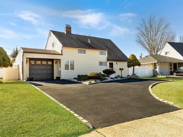 305 Twin Lane S, Wantagh, NY 11793