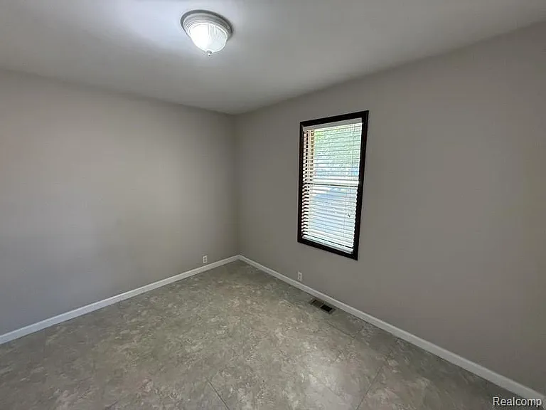 3086 Margaret St — Photo 13