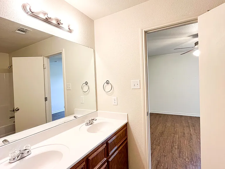 1515 Justin Loop #B — Photo 24