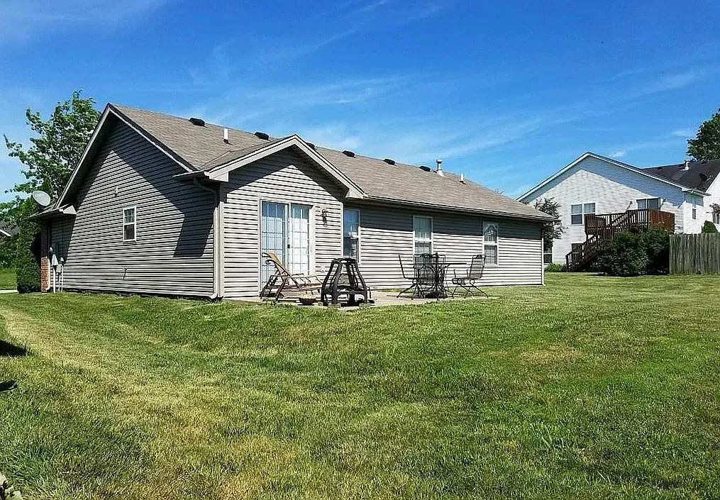 3 bed, 1347 sqft, $1,975 — Photo 2