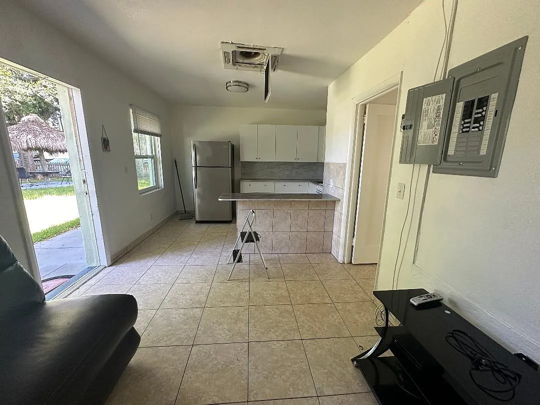 1 bed, 1.0 bath, 3824 sqft, $1,550 — Photo 4