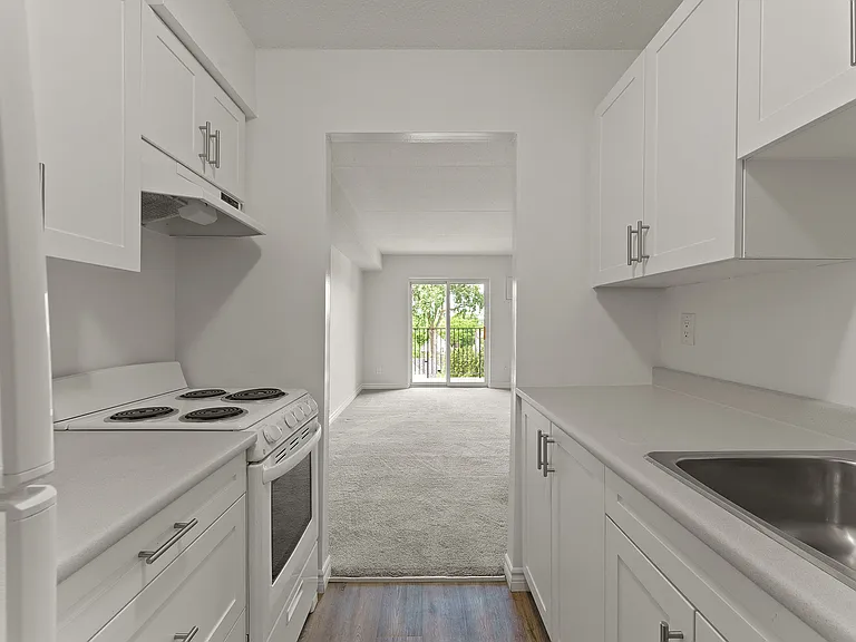 3400 Erskine St — Photo 1