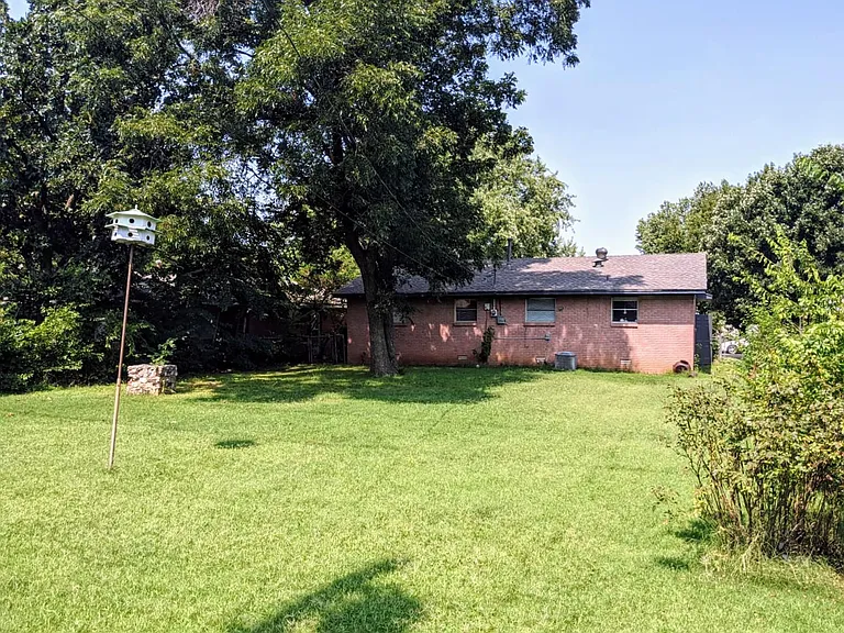 2216 Marshall Dr — Photo 2