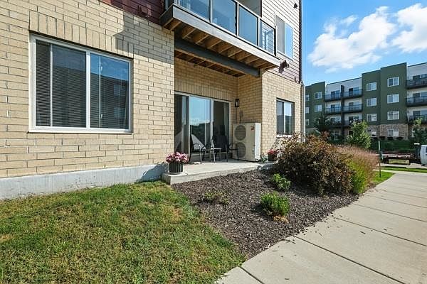 1st image of 1601 N Windsor Ave #104