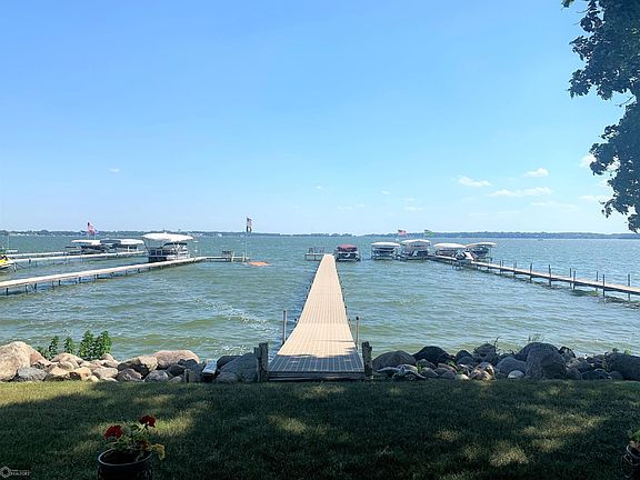 2nd image of 813 N Shore Dr