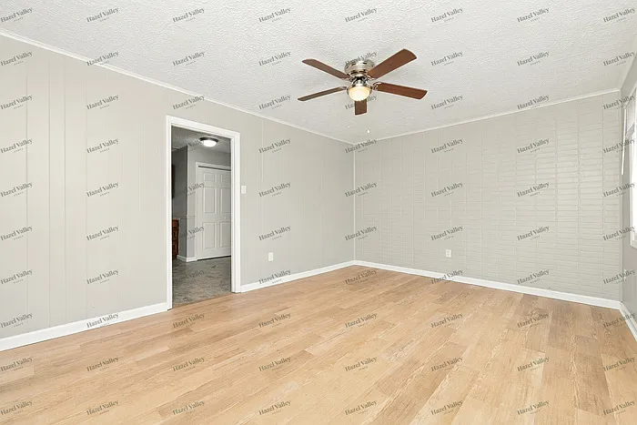 3 bed, 1.0 bath, 908 sqft, $1,295 — Photo 4