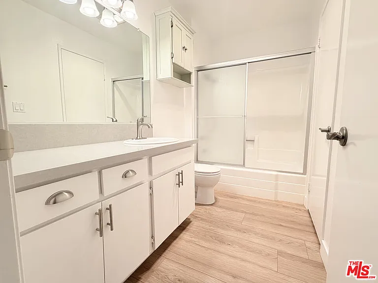 22135 Burbank Blvd #4 — Photo 33