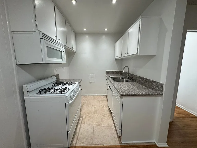 14220 Burbank Blvd — Photo 12
