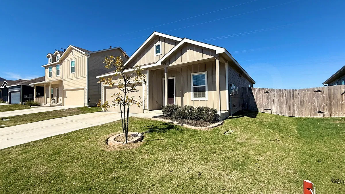 3 bed, 2.0 bath, 1217 sqft, $1,950 — Photo 3