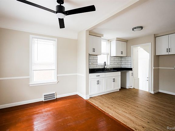 3rd image of 15605 Veronica Ave