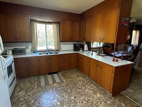 4th image of 215 Campkin St