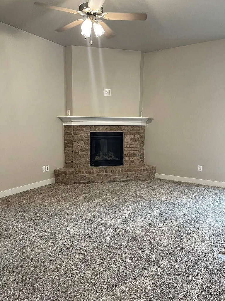 3 bed, 2.0 bath, 1645 sqft, $2,400 — Photo 2