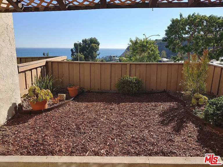 23918 De Ville Way #B — Photo 49