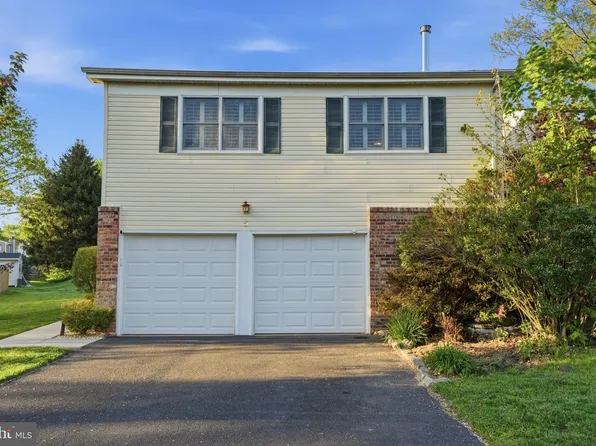 5 Chestnut Dr, Newtown, PA 18940