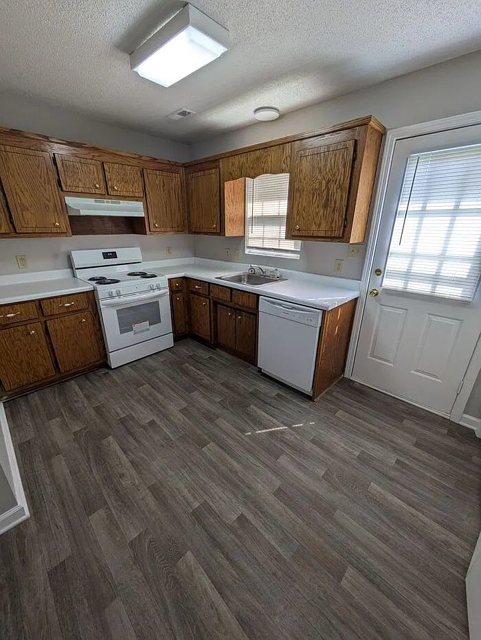 2 bed, 1.0 bath, 1100 sqft, $1,095 — Photo 4