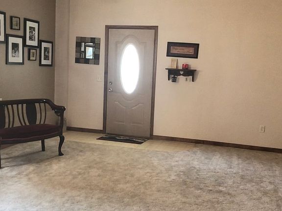 Huge livingroom w/fireplace