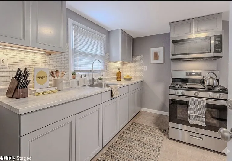 21 Mitchell Pl — Photo 4