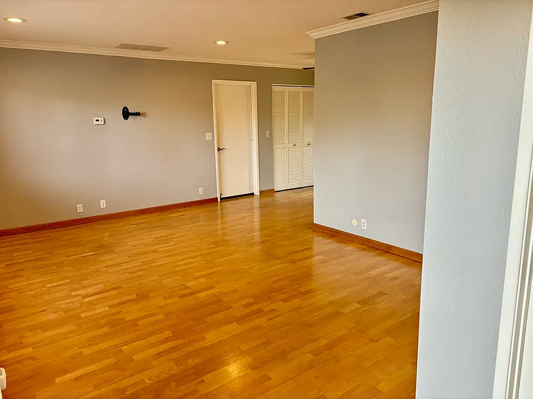 1055 Meadow Way — Photo 2