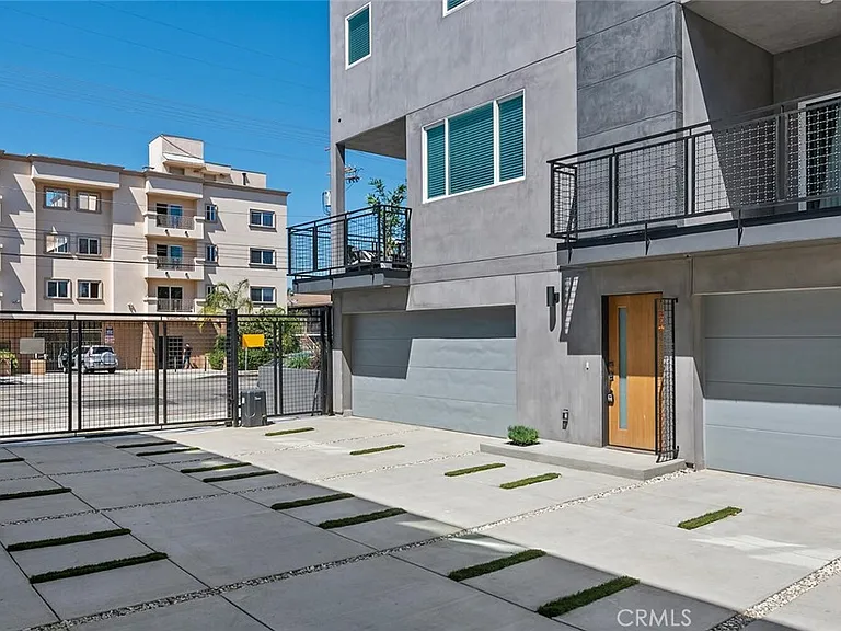 13538 Vanowen St #5 — Photo 2