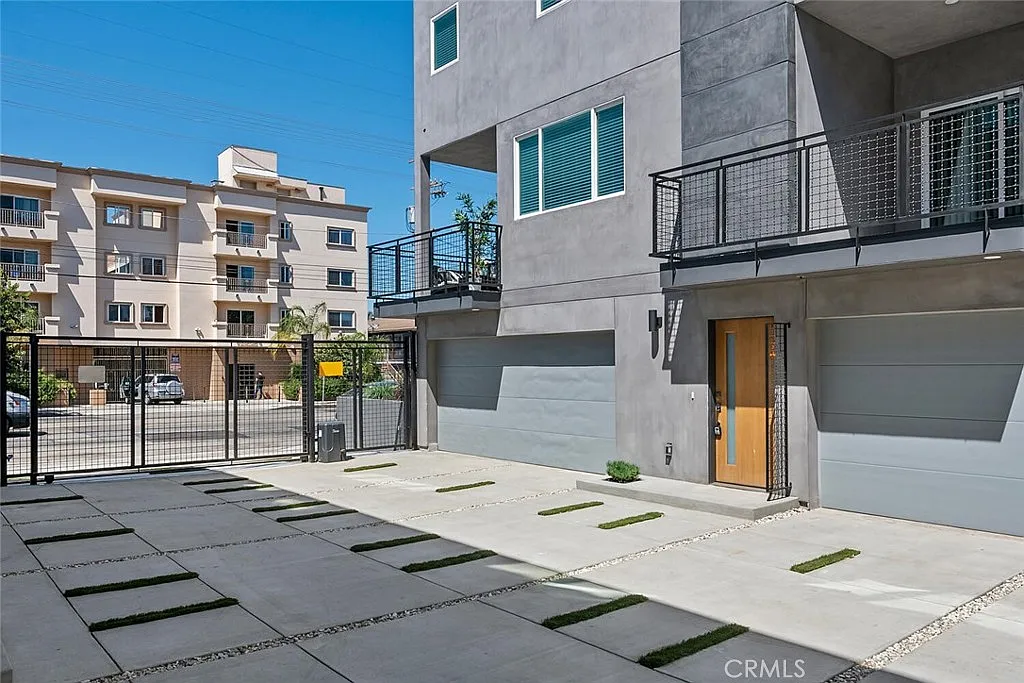 Building Photo - 13538 Vanowen St #5