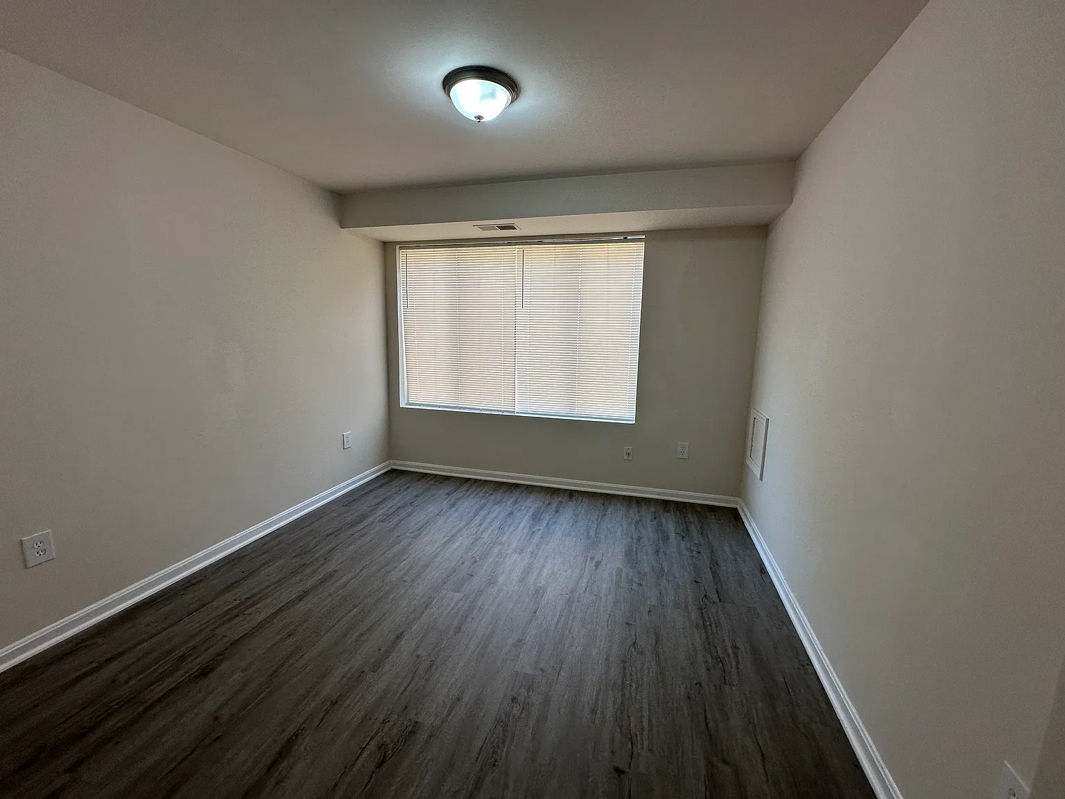 4 bed, 989 sqft, $3,600 — Photo 3