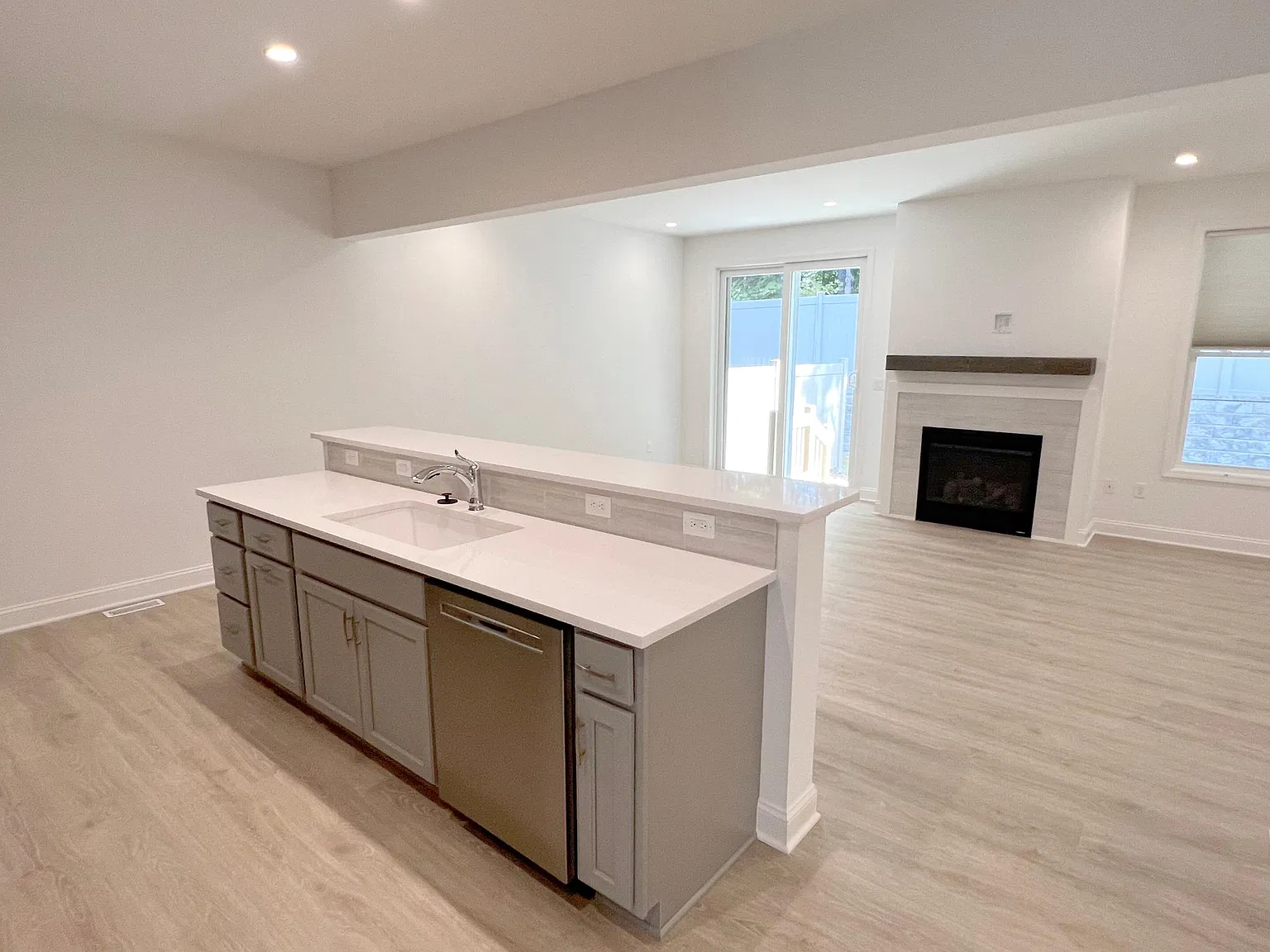 3 bed, 2.5 bath, 1814 sqft, $2,995 — Photo 2