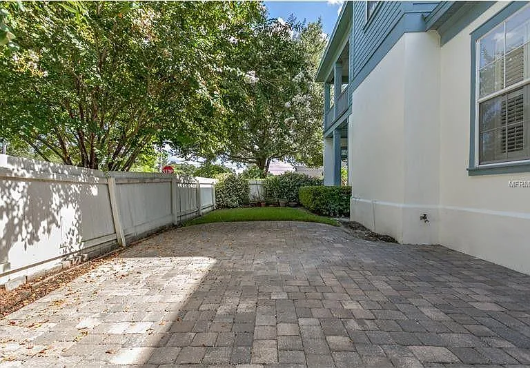3993 Corrine Dr — Photo 8