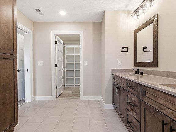 5th image of 407 W Jaxon St