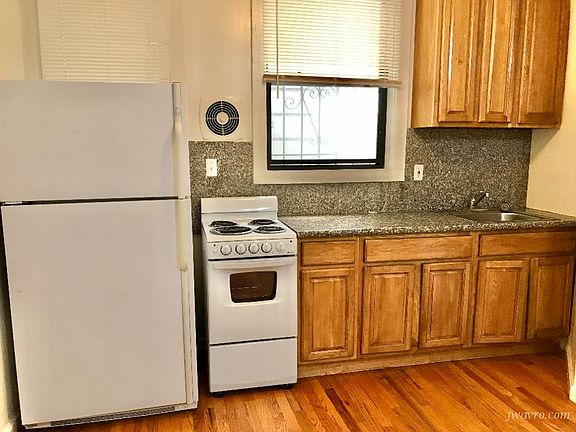 4th image of 1053 Oak St #102