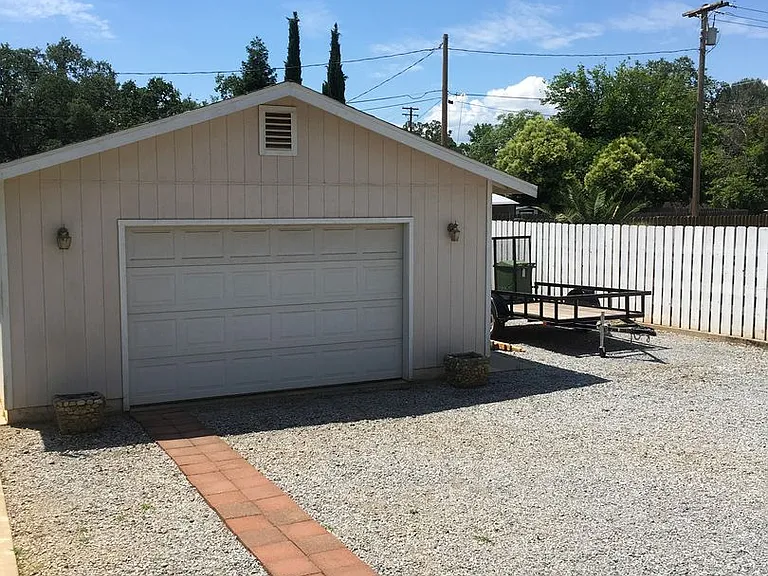 1607 Oakdale Ct — Photo 5