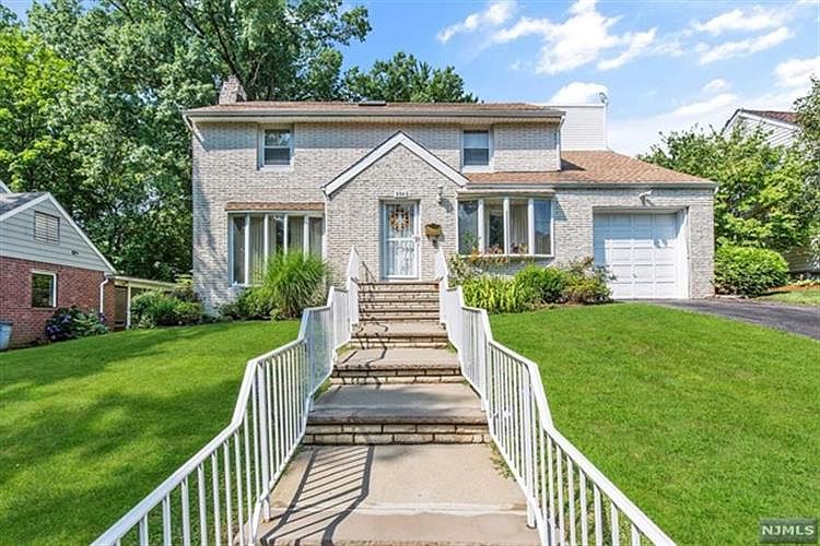1st image of 996 Eastlawn Dr