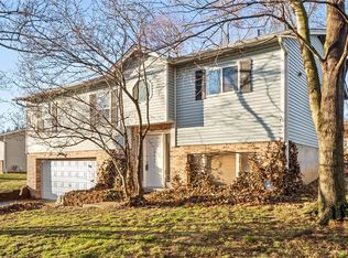 906 W Woolwick Ct, Saint Charles, MO